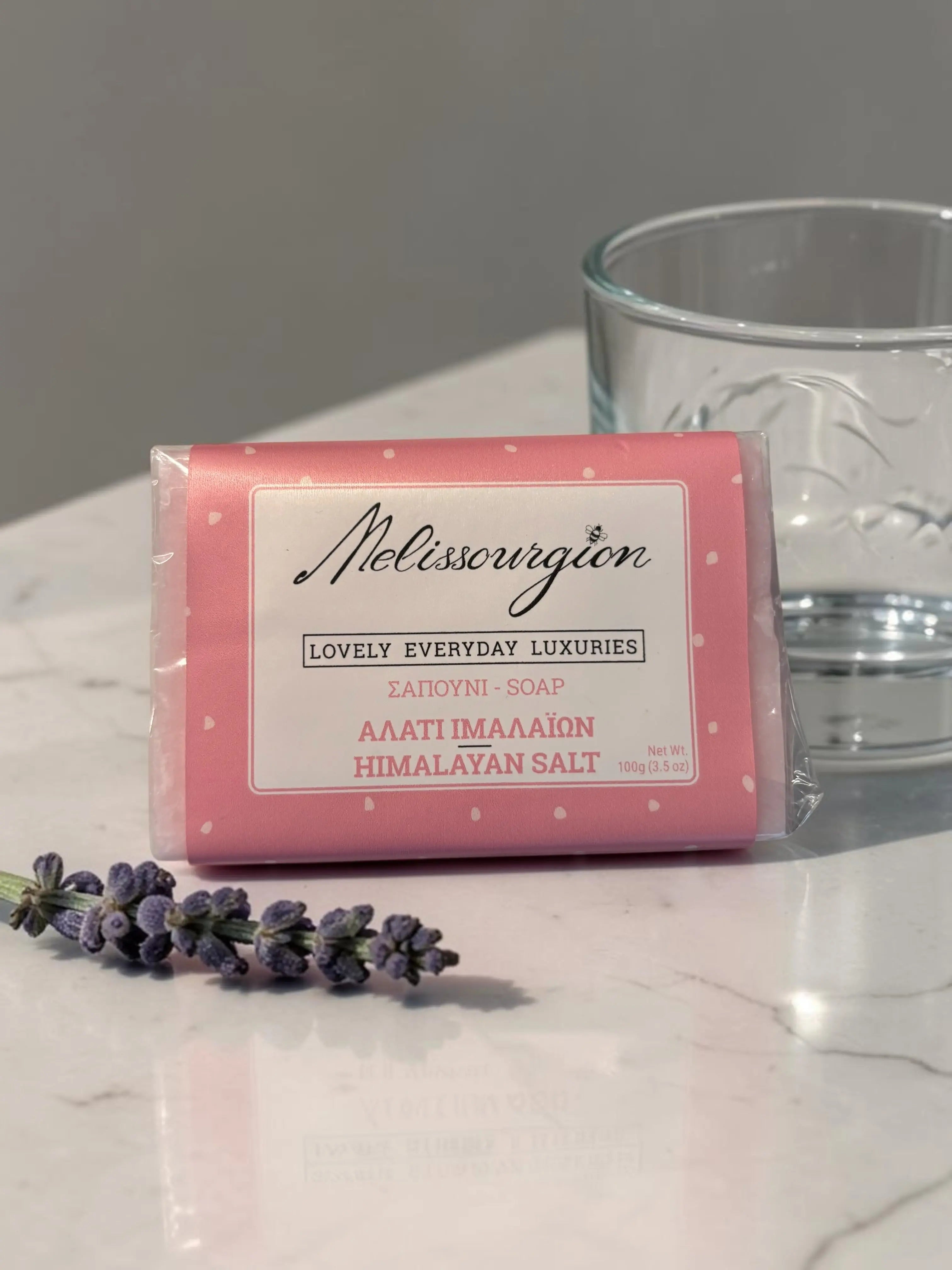 Melissourgion Seife in rosafarbener Box neben Glas