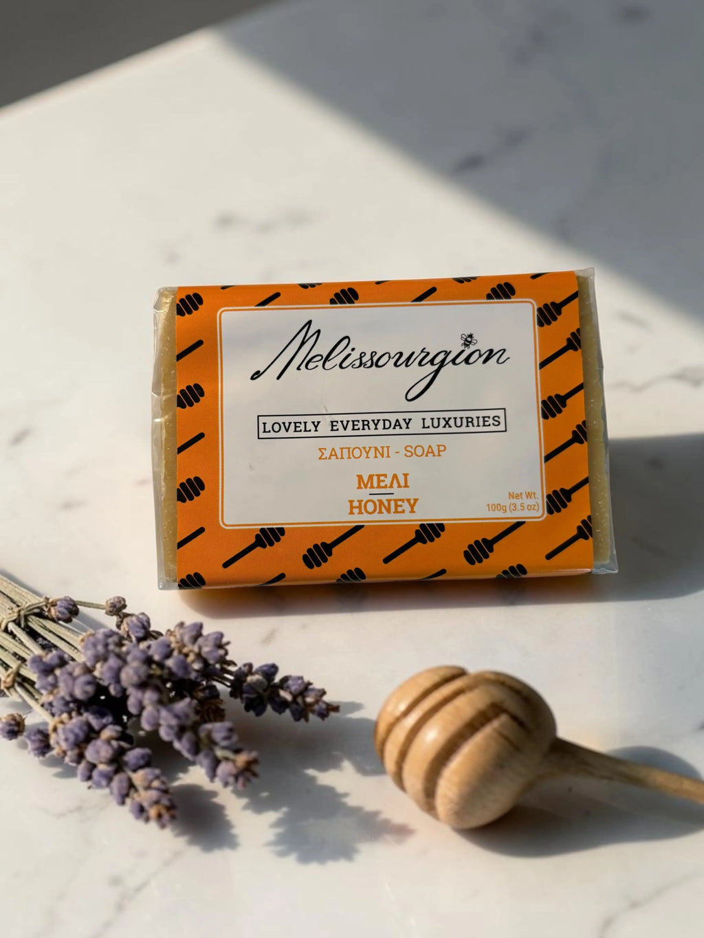 Melissourgion Seife in orangefarbener Box, Seifenstück mit Honigfarbton