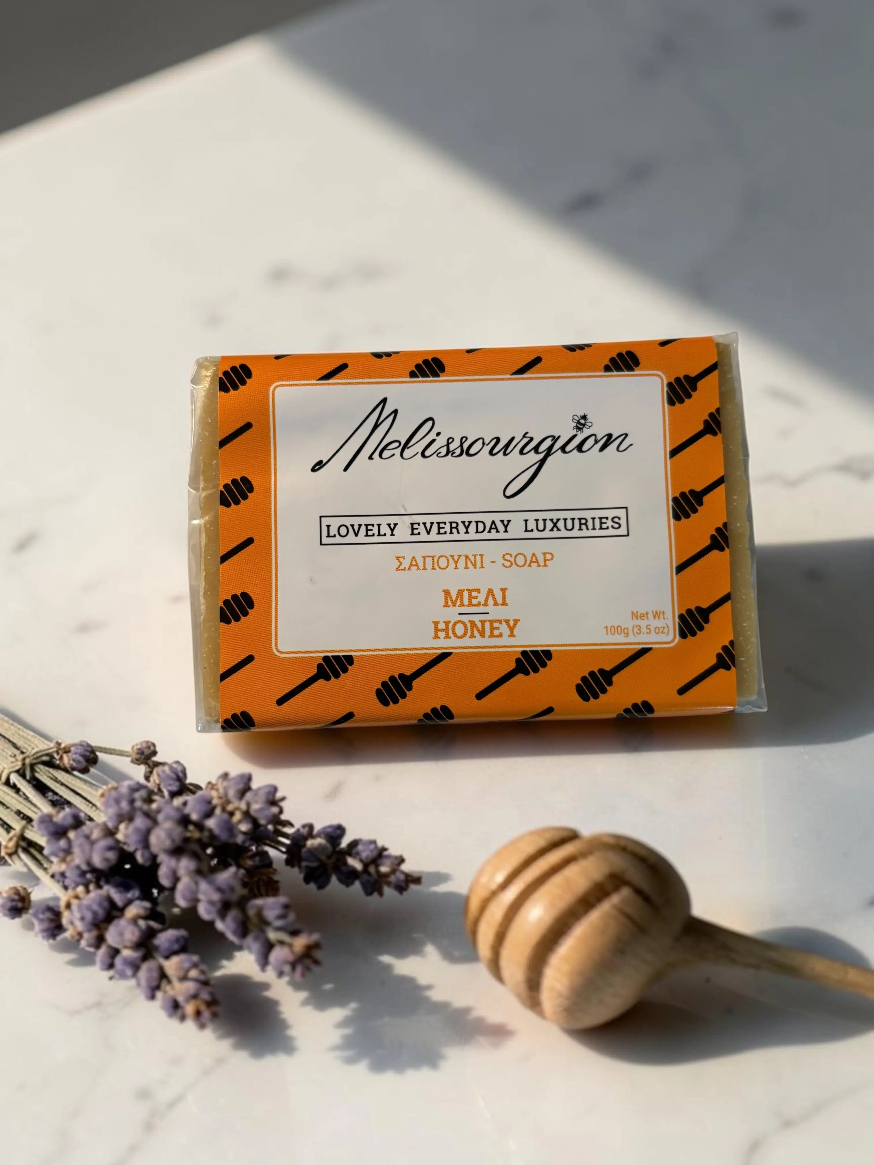Melissourgion Seife in orangefarbener Box, Seifenstück mit Honigfarbton