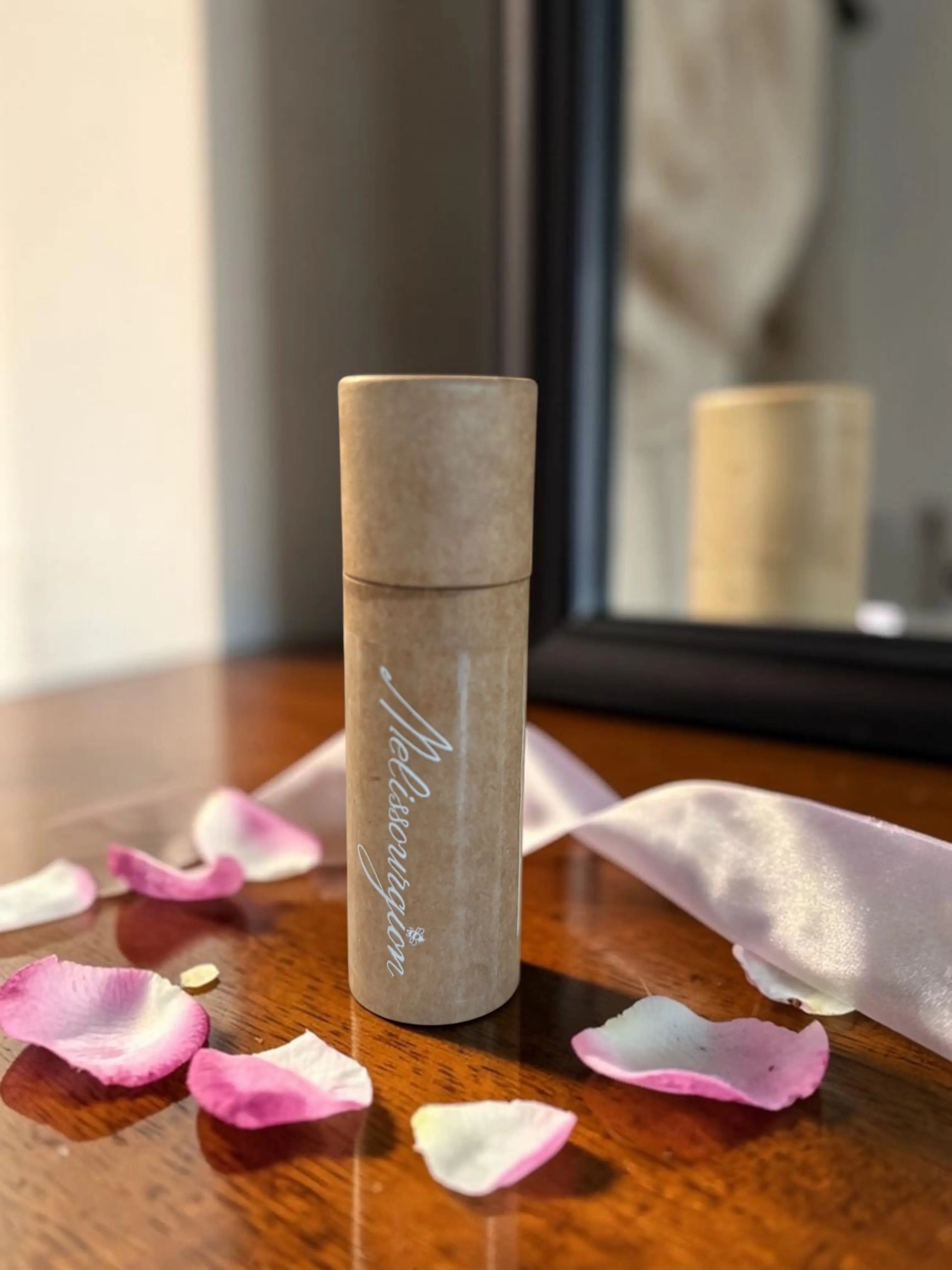 Bio-Bienenwachs-Repair-Balsam, beiger Balsam-Stick in Papierhülle, mit Blüten