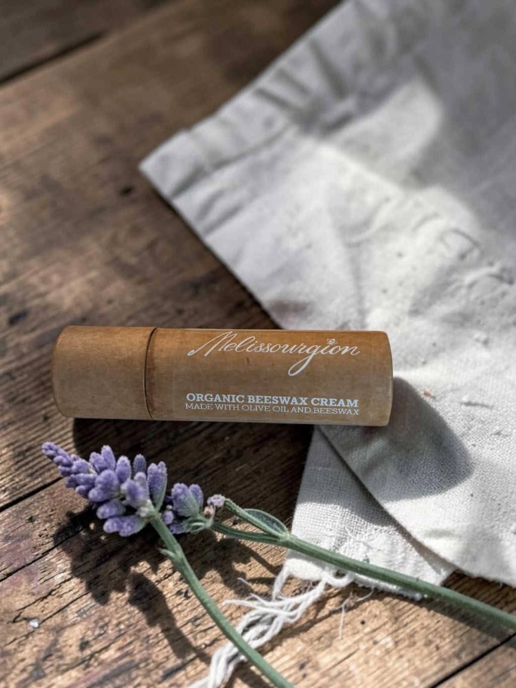 Bio-Bienenwachs-Repair-Balsam, horizontaler beiger Stick in Papierhülle, mit Lavendel
