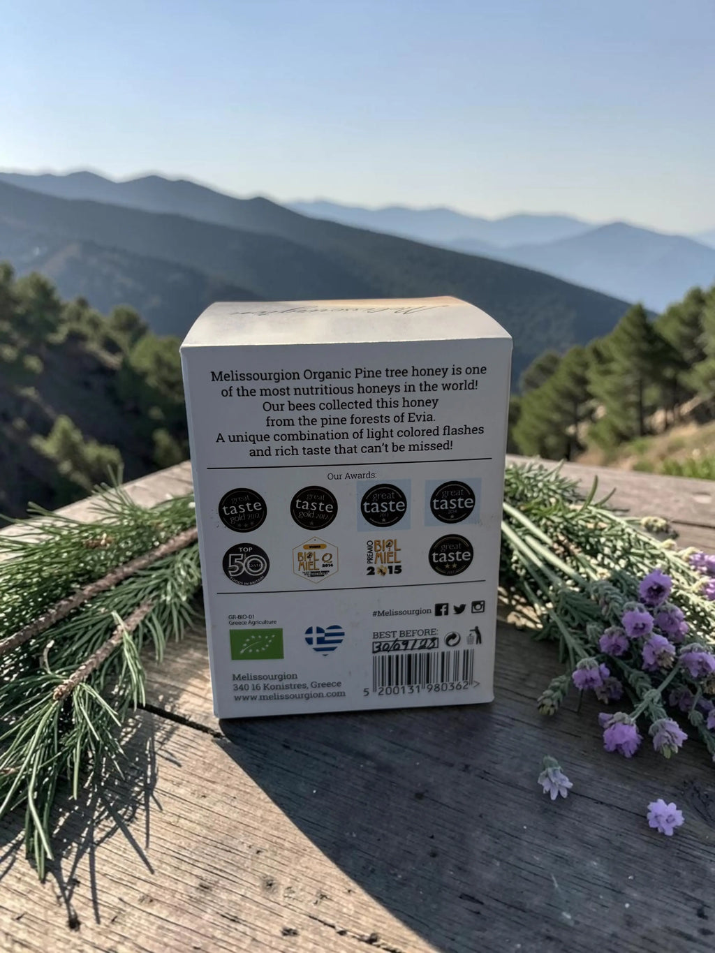 Rückseite der Honig-Produktbox mit Text, QR-Code und mehreren Qualitätssiegeln