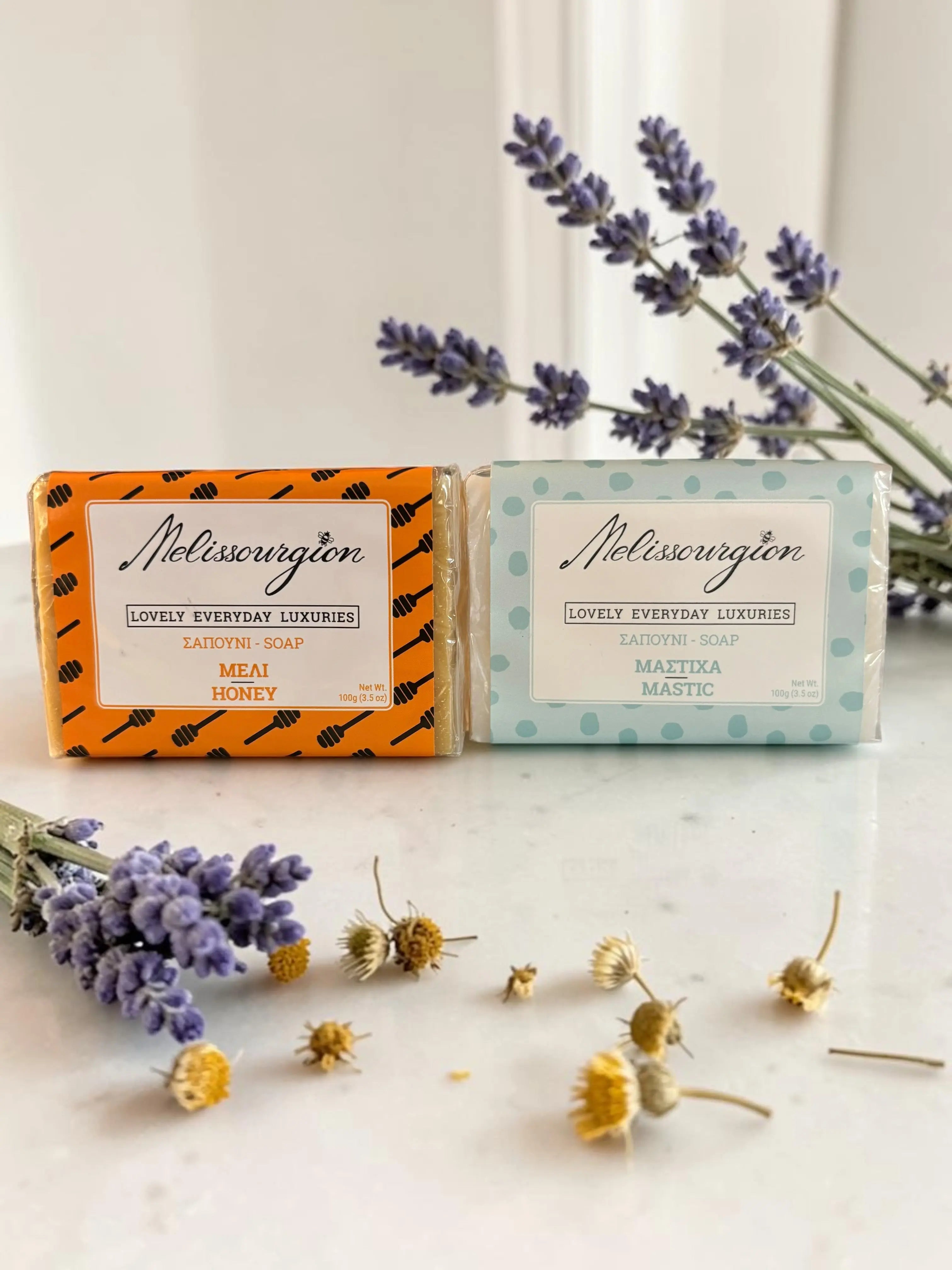 Melissourgion Seifenriegel in orangefarbener und hellblauer Box mit Lavendel