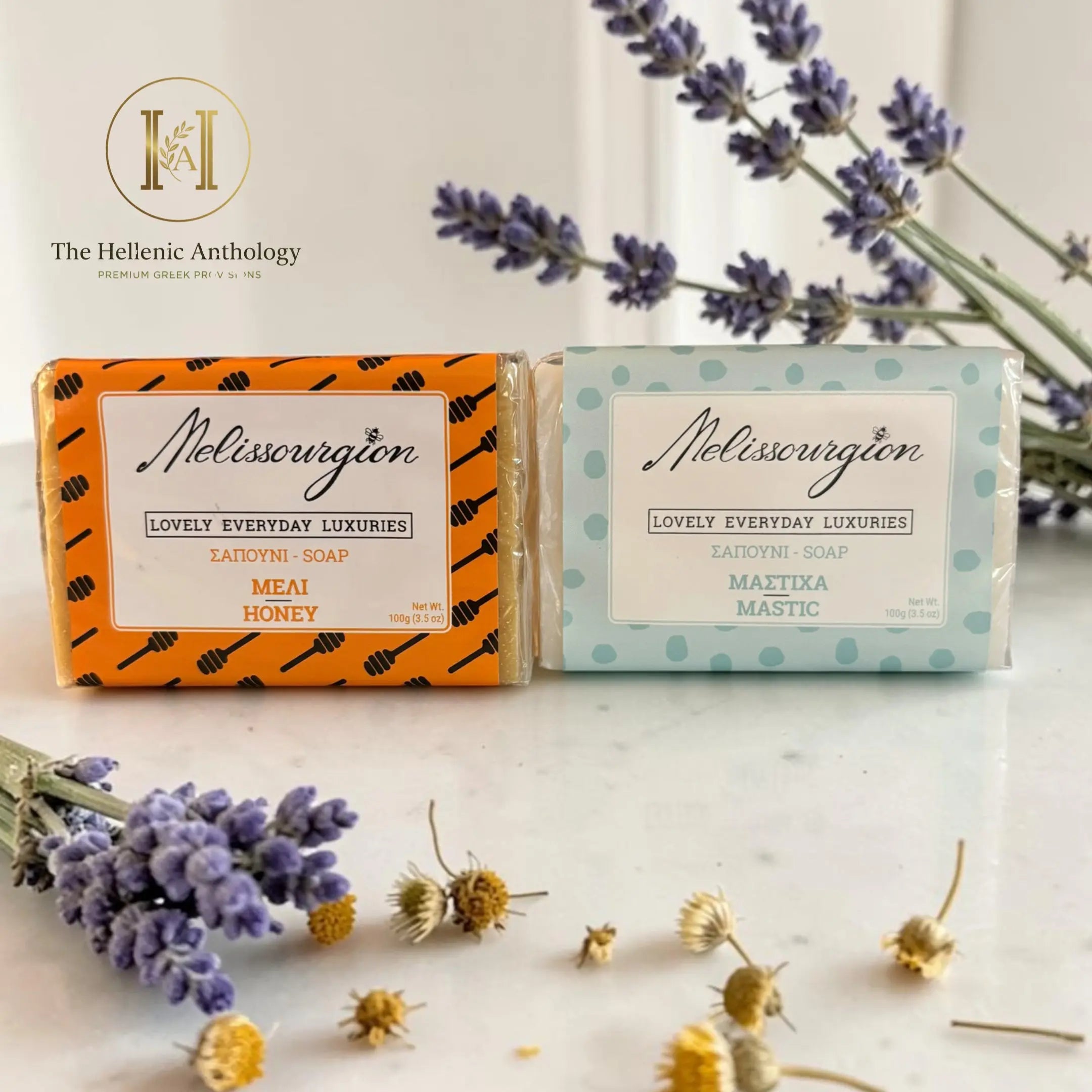 Melissourgion Seifenpackungen mit Honig und Mastix, nebeneinander auf Marmor