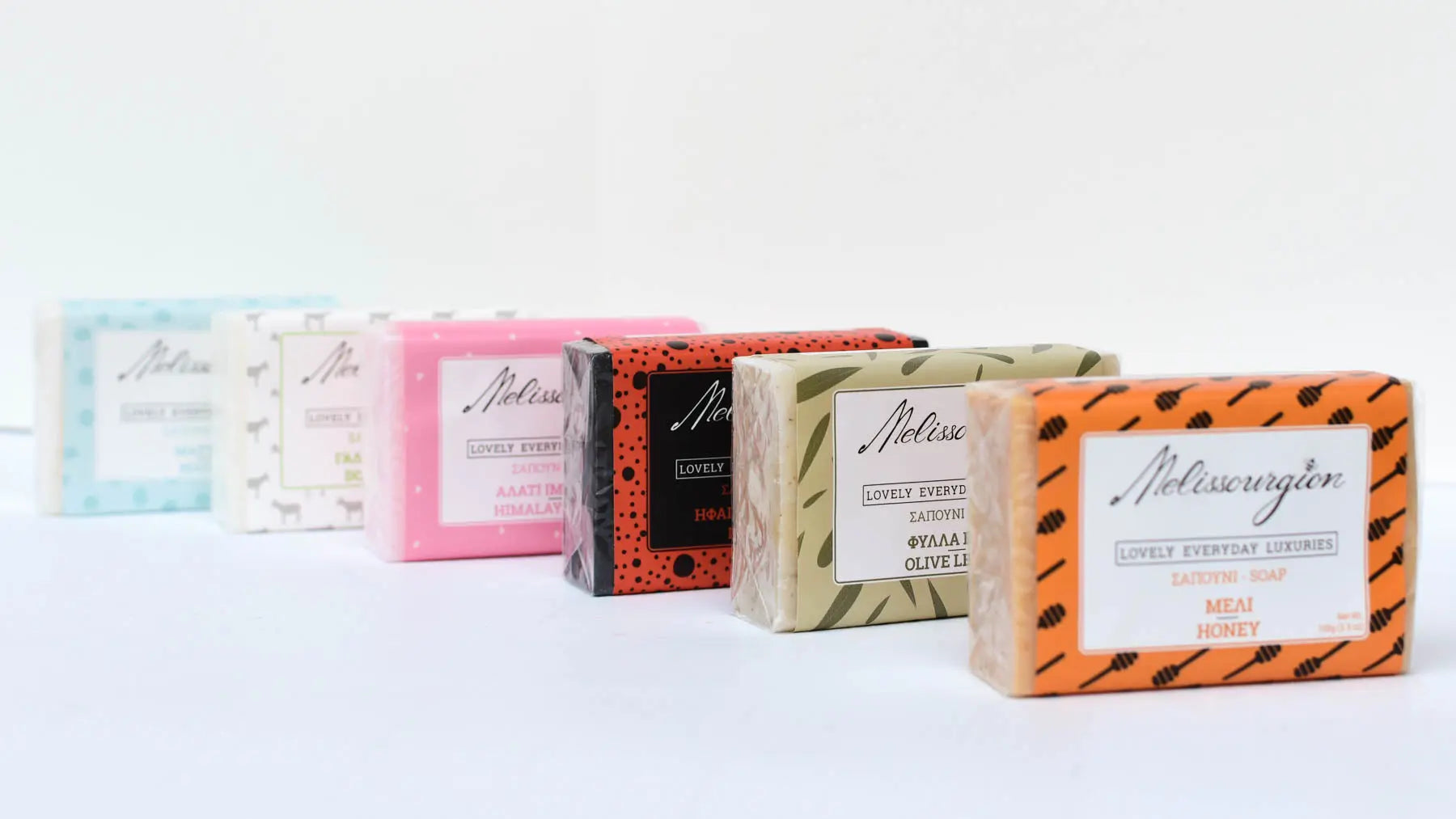 Melissourgion handgefertigte griechische Seife: mehrere Seifenstücke in Verpackung, naturfarbig und gemustert