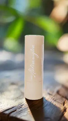 Bio-Bienenwachs-Repair-Balsam, beiger Balsam-Stick in Papierhülle, Nahaufnahme